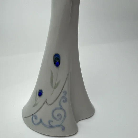 Cosmos Porcelain Elegant Doll - Picture 6 of 17